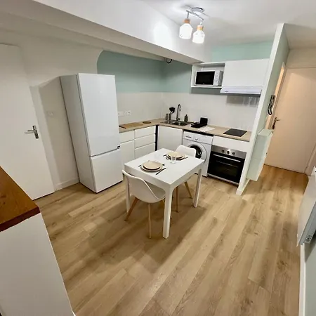 Large Bright Apartment *